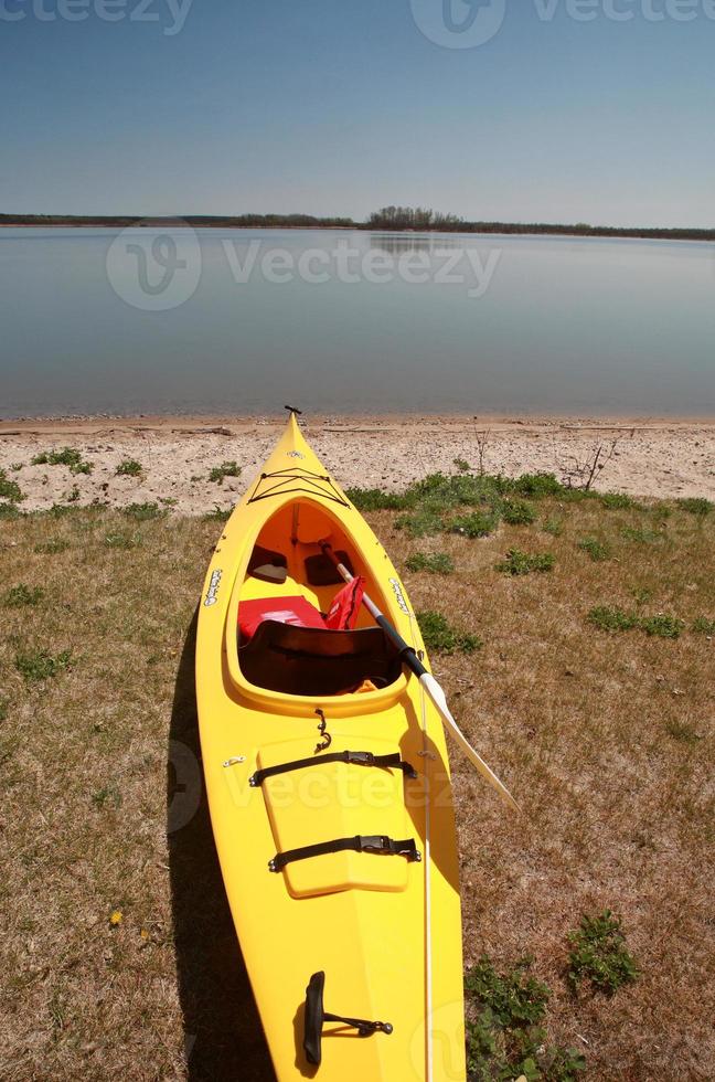 kayak en la playa en el lago winnipeg foto