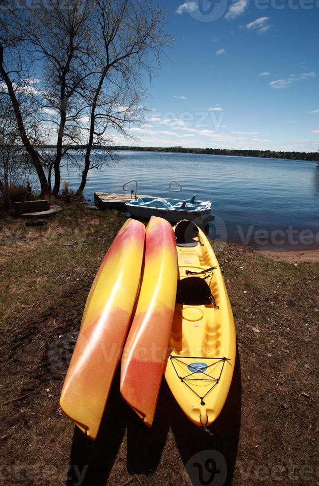 kayaks al borde del agua en el lago winnipeg foto