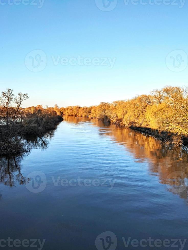 River Ouse en Bishopthorpe cerca de York, Inglaterra, en un soleado día de invierno foto