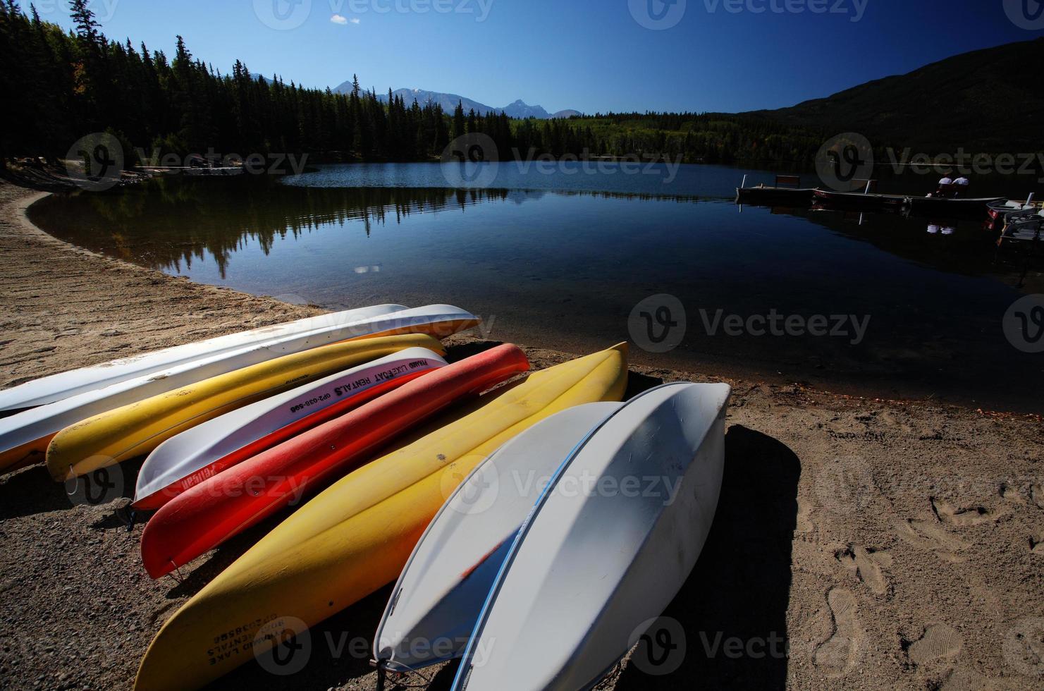 lago piramidal en el parque nacional jasper foto