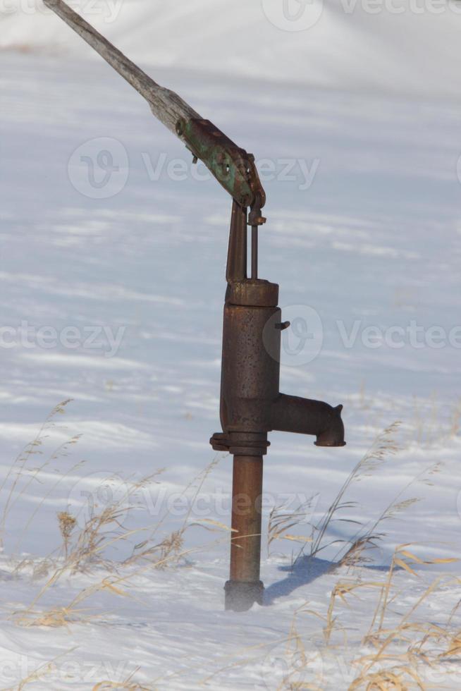 bomba de agua vieja en invierno foto