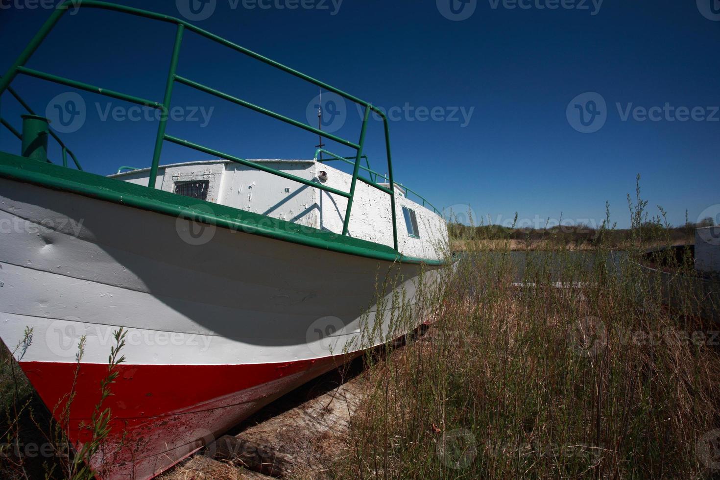 barco de pesca varado cerca de riverton manitoba foto