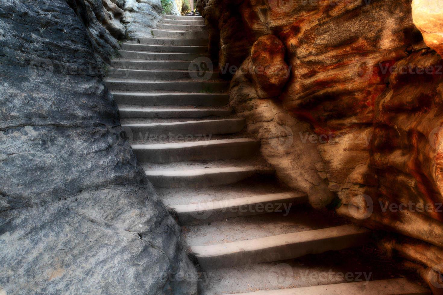 escaleras de roca en las cataratas athabasca en el parque nacional jasper foto