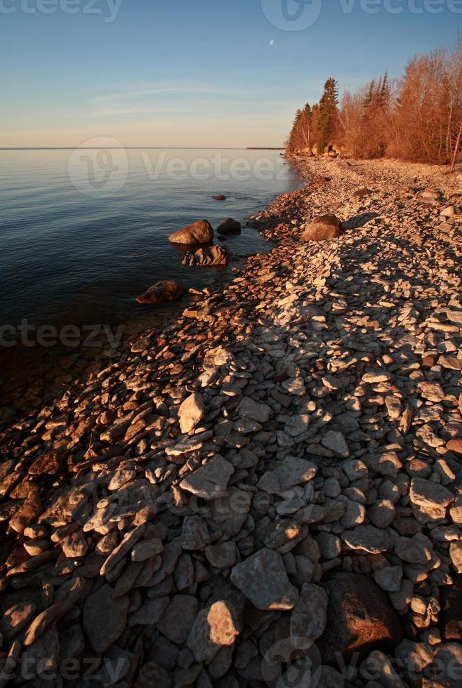 orilla rocosa del lago winnipeg foto