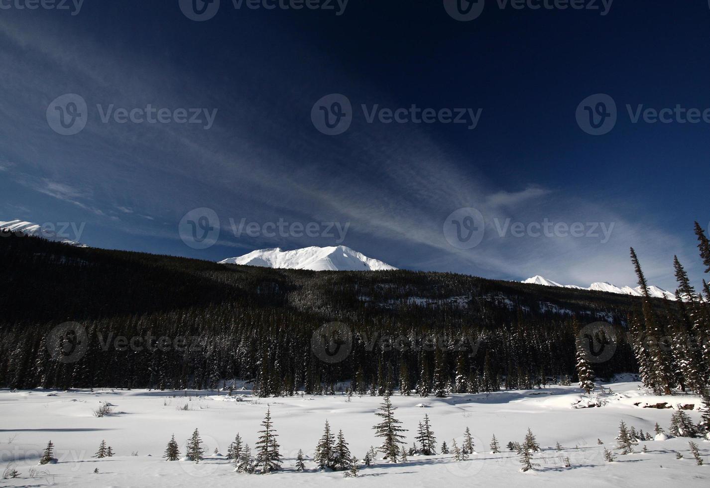 montañas rocosas en invierno foto