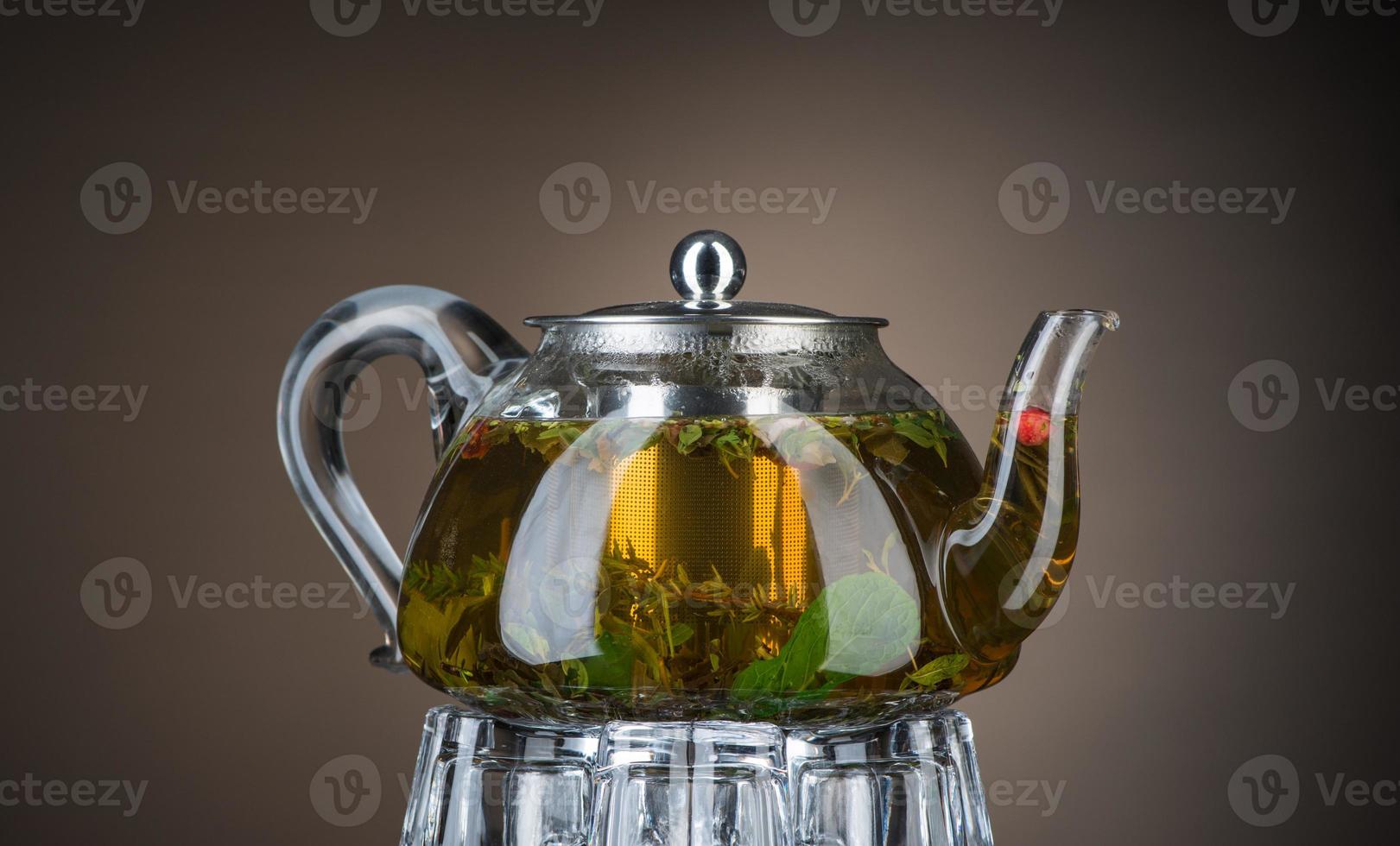 té de menta en una tetera transparente foto