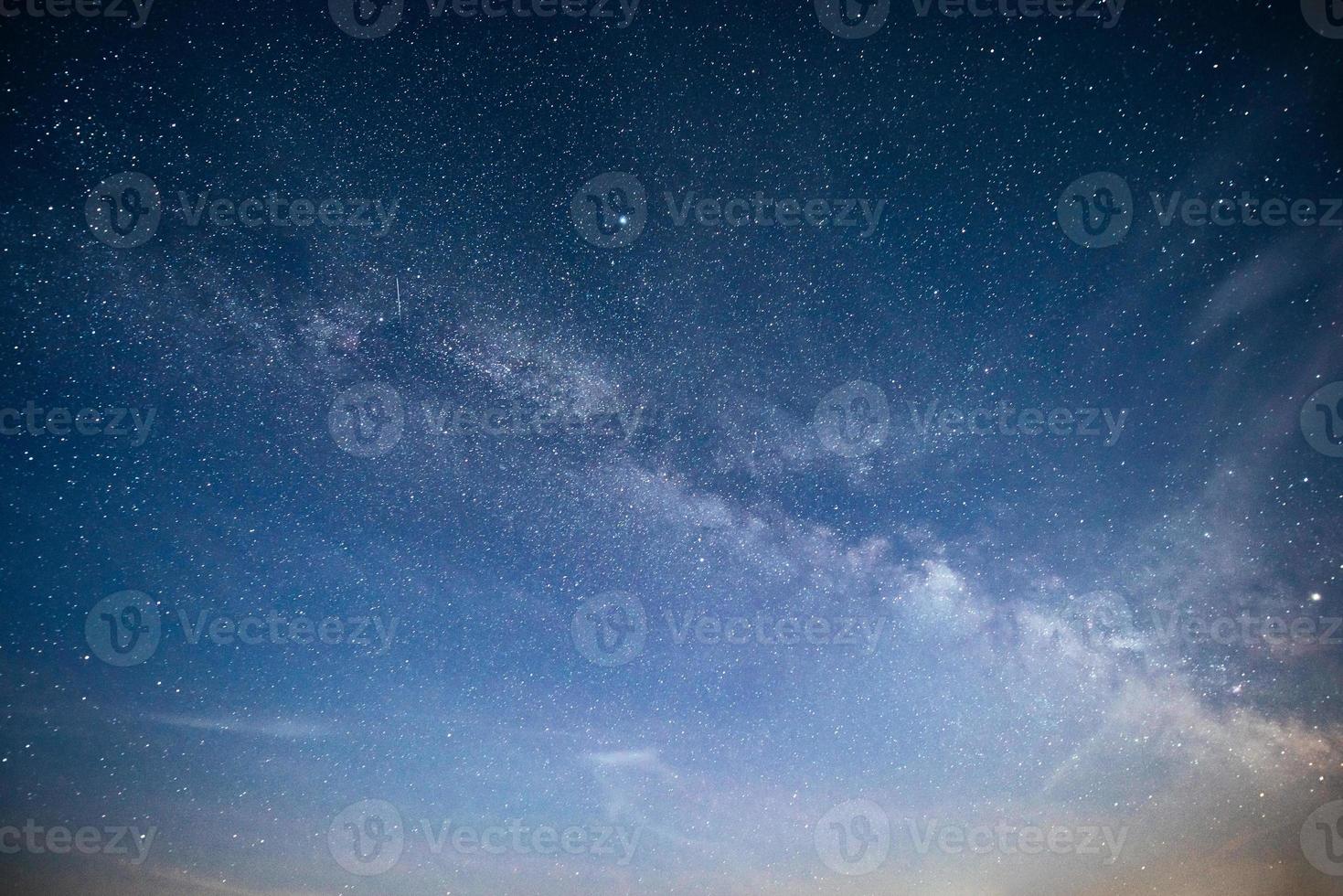 cielo nocturno vibrante con estrellas y nebulosa y galaxia. astrofotografía de cielo profundo foto