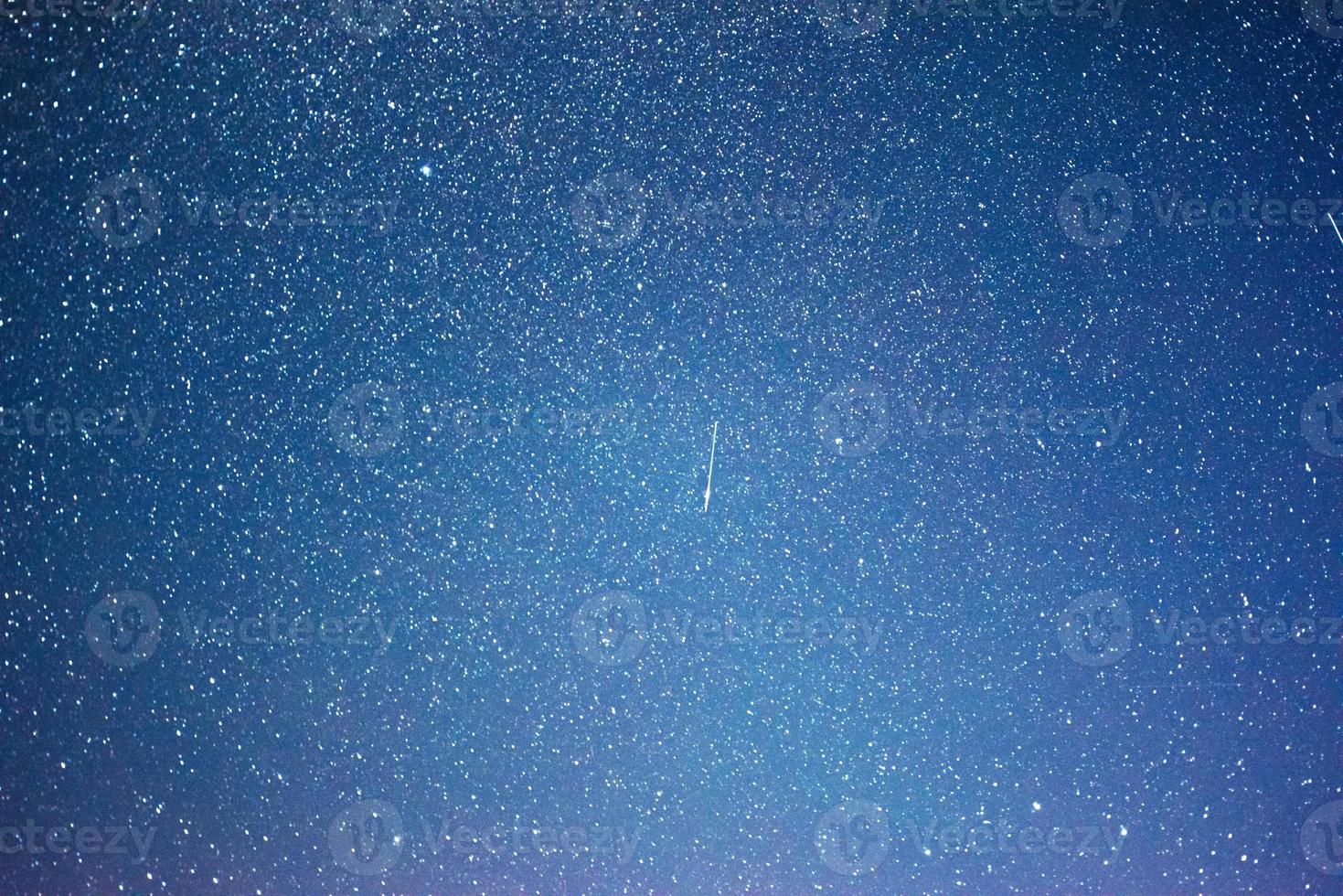 cielo nocturno vibrante con estrellas y nebulosa y galaxia. astrofotografía de cielo profundo foto