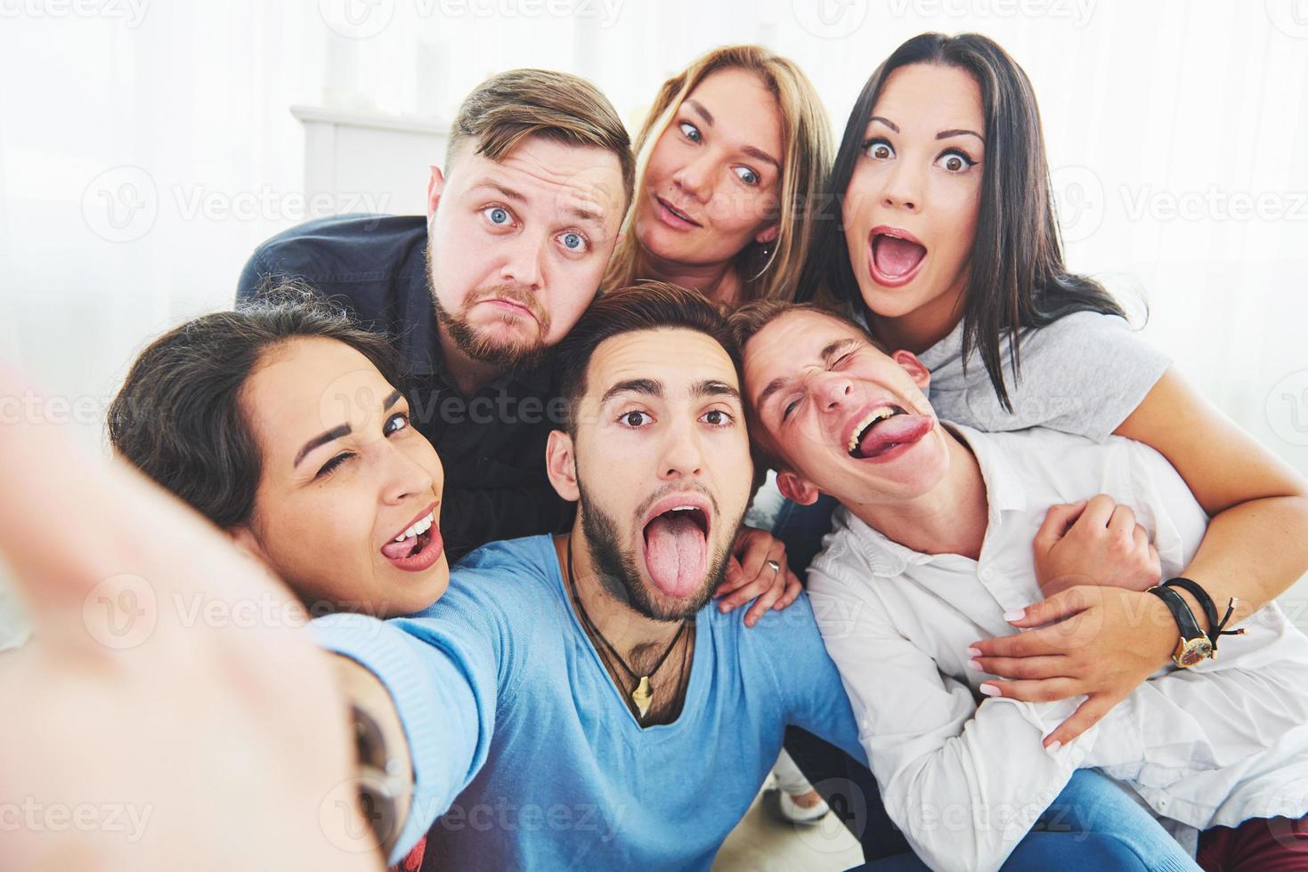 mejores amigos tomando selfie al aire libre con retroiluminación - feliz concepto de amistad con jóvenes divirtiéndose juntos foto