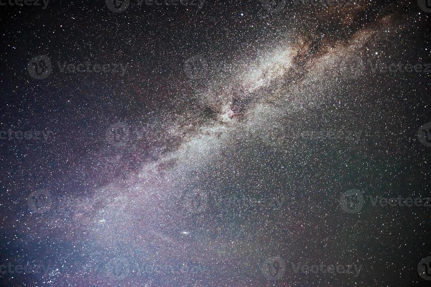 cielo nocturno vibrante con estrellas y nebulosa y galaxia. astrofotografía de cielo profundo foto