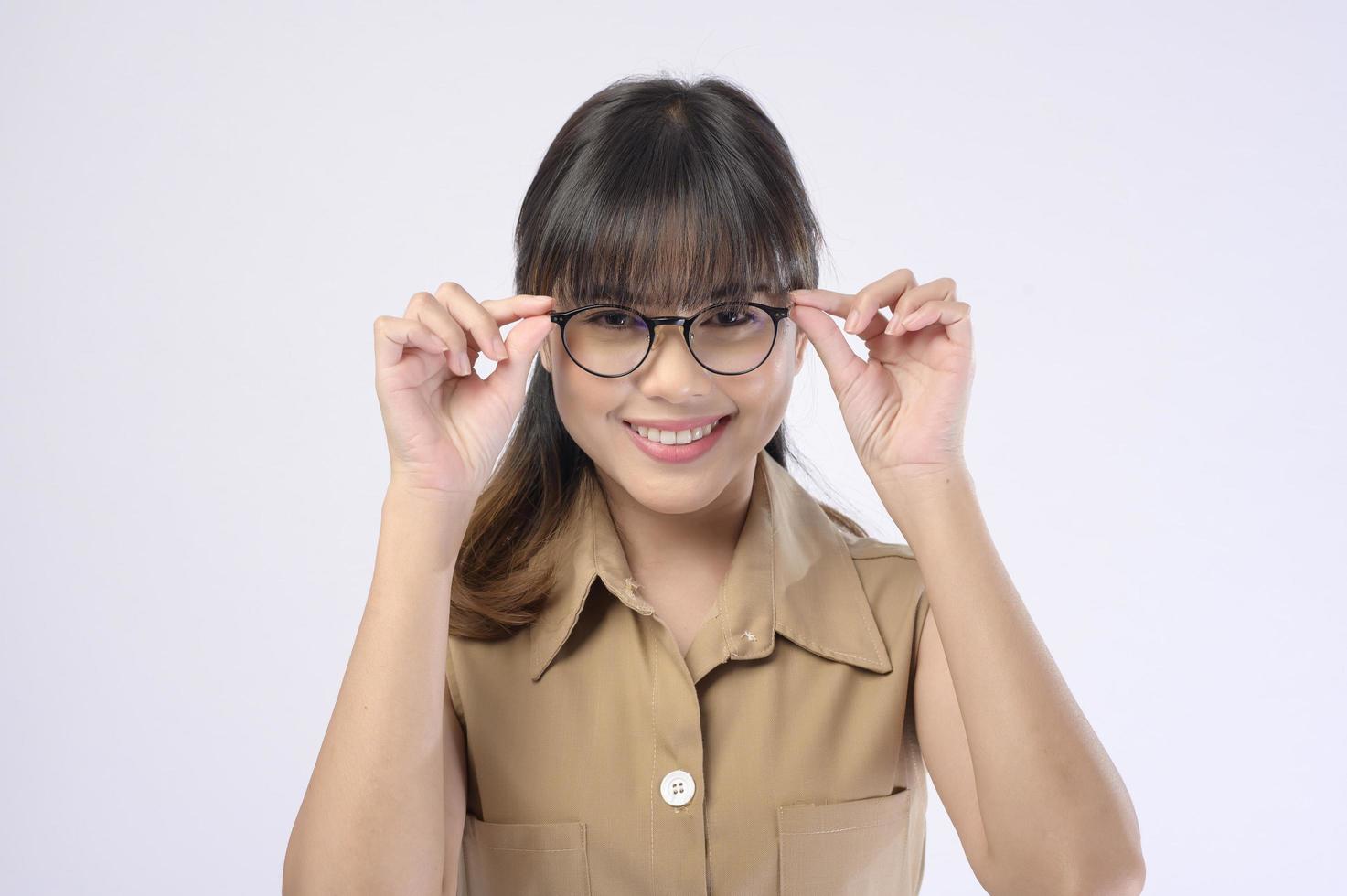 Bella mujer con gafas sobre estudio de fondo blanco. foto