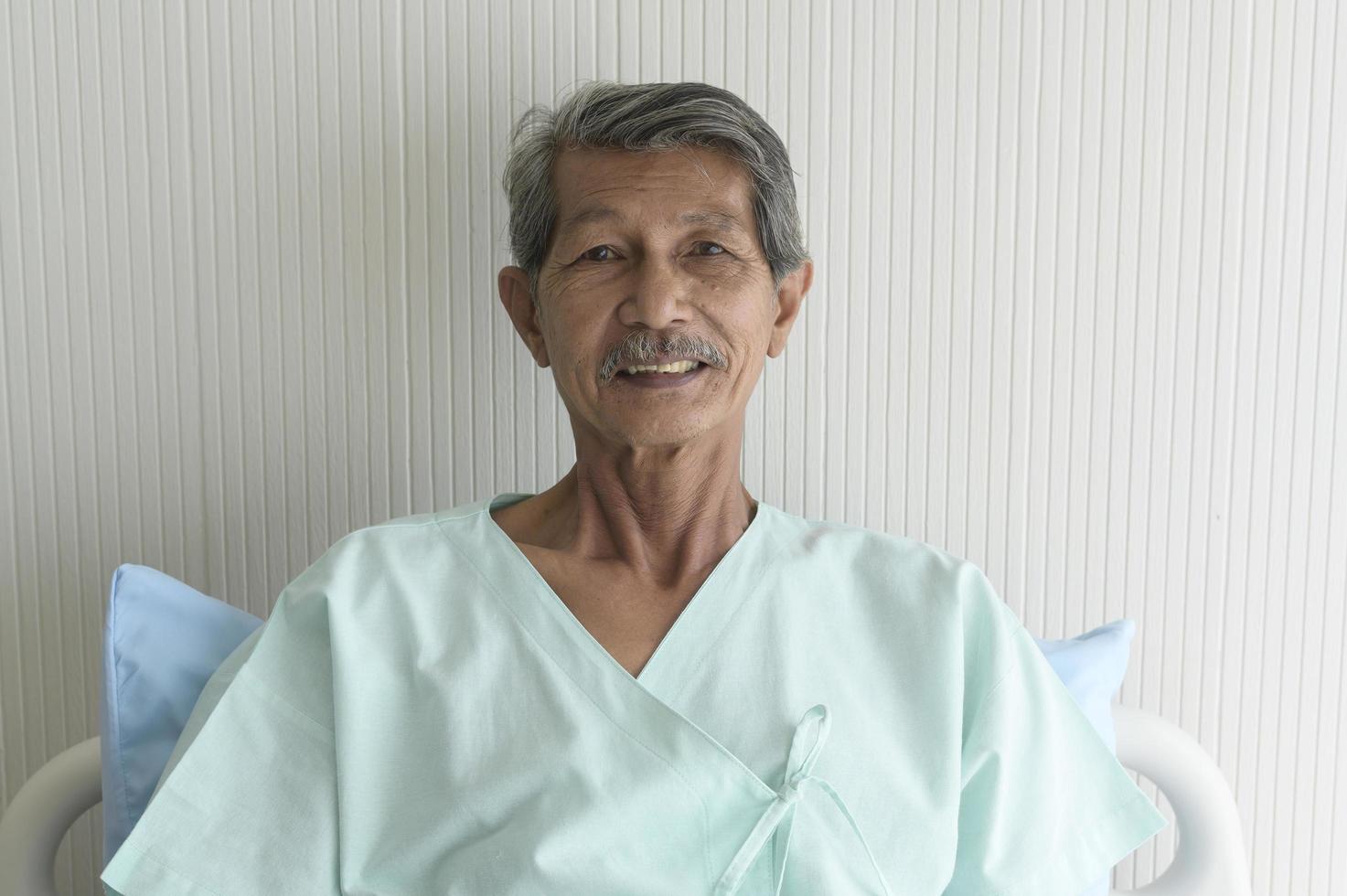 retrato de un paciente mayor acostado en la cama en el hospital, atención médica y concepto médico foto