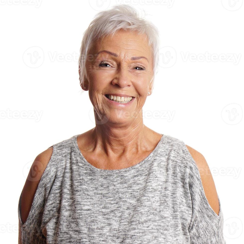mujer mayor feliz con una sonrisa con dientes foto