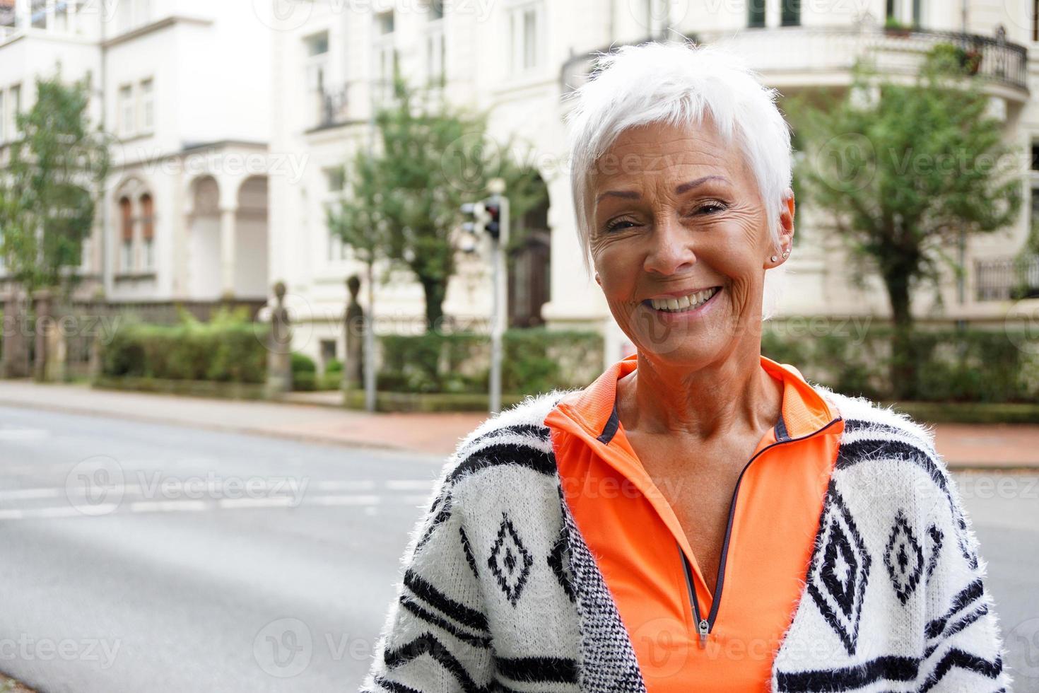 mujer madura feliz en la calle foto