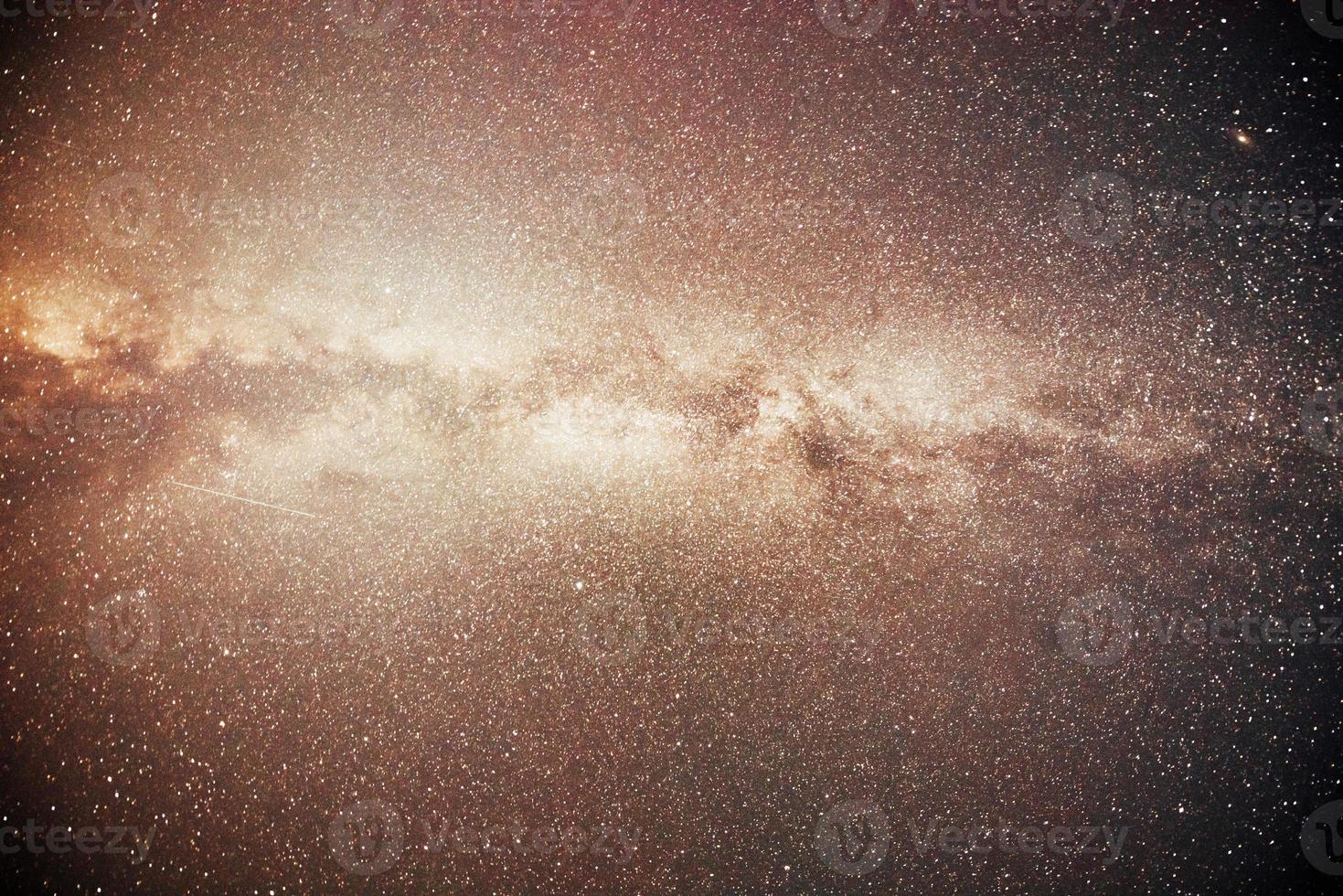 cielo nocturno vibrante con estrellas y nebulosa y galaxia. astrofotografía de cielo profundo foto