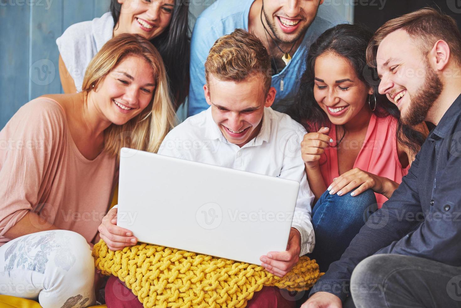 grupo de jóvenes amigos creativos que cuelgan el concepto de redes sociales. personas juntas discutiendo proyectos creativos durante el proceso de trabajo, jugando juegos o viendo películas de video foto