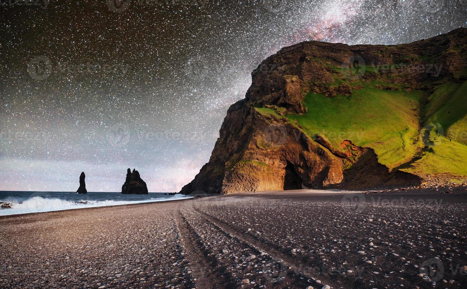 famosas formaciones rocosas de reynisdrangar en la playa negra de reynisfjara. costa del océano atlántico cerca de vik, sur de islandia foto