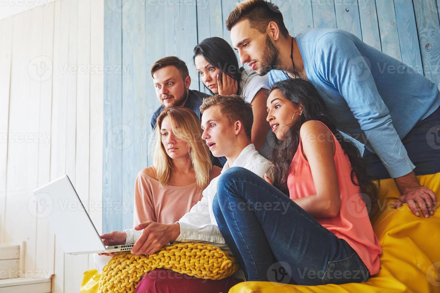 grupo de jóvenes amigos creativos que cuelgan el concepto de redes sociales. personas juntas discutiendo proyectos creativos durante el proceso de trabajo, jugando juegos o viendo películas de video foto