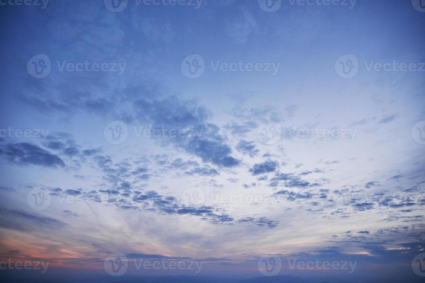 luz dorada brillando a través de las nubes en una noche colorida foto