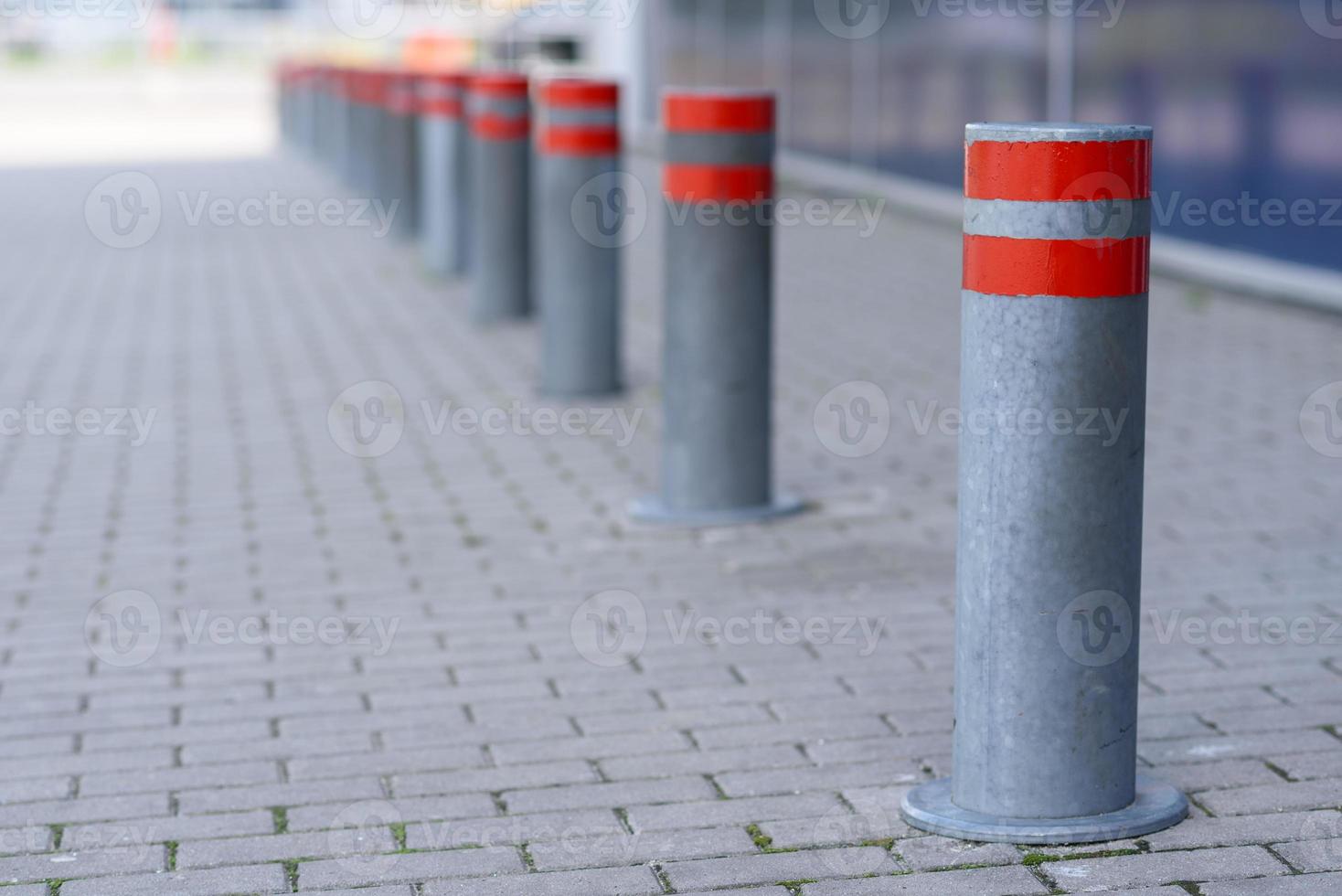 columnas restrictivas en un aparcamiento foto