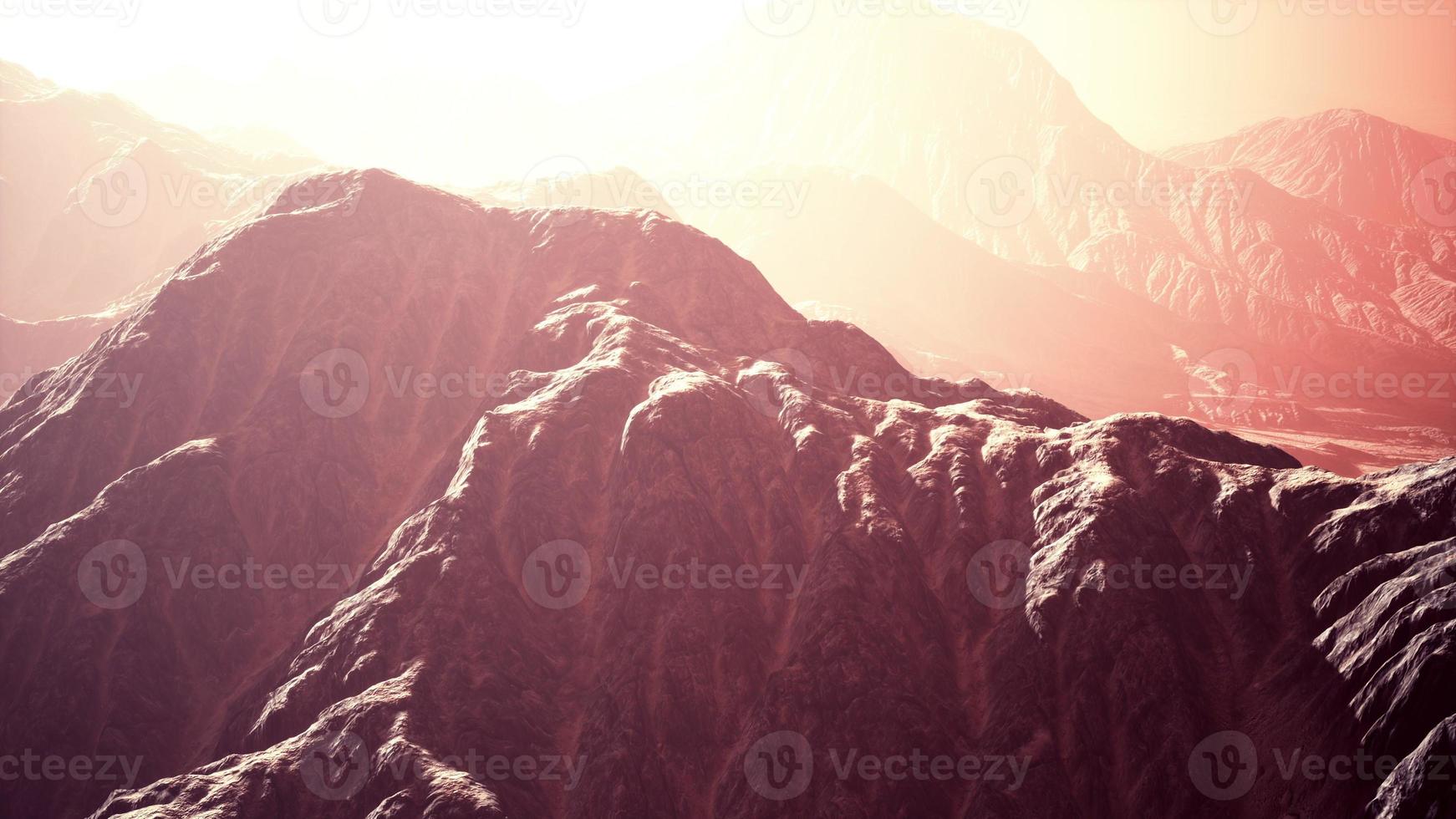 vista de montañas de niebla brumosa en otoño foto