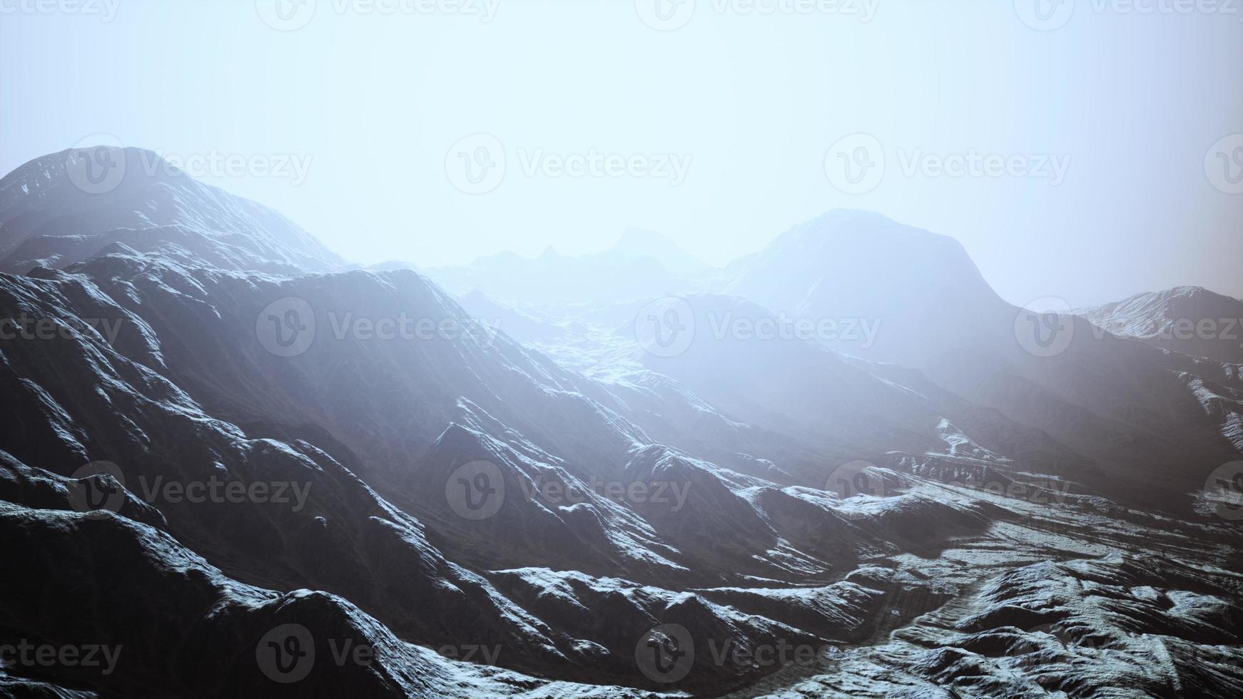 niebla matutina en el desierto del sinaí foto