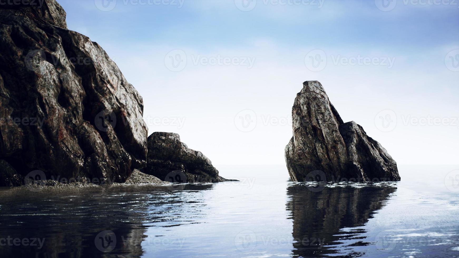 vista de verano de cuevas marinas y acantilados rocosos foto