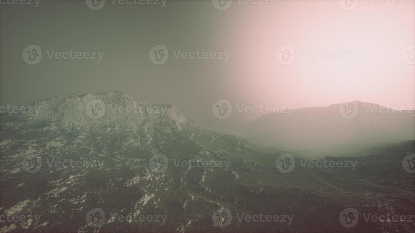 silueta de las montañas de los alpes suizos en las nubes de la mañana foto