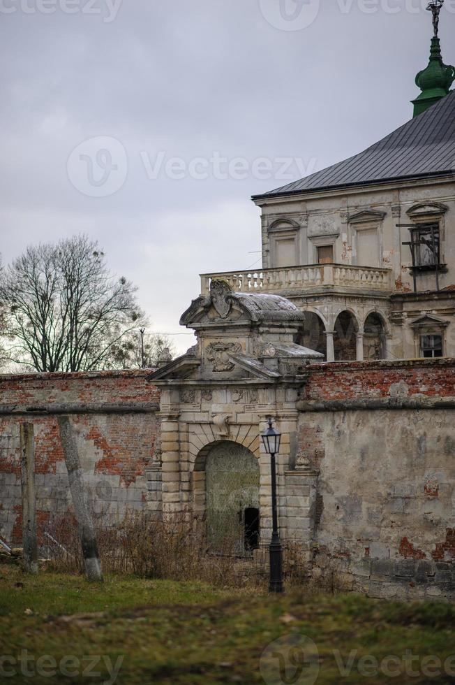 hermoso castillo medieval de pidhirtsi, región de lviv, ucrania foto