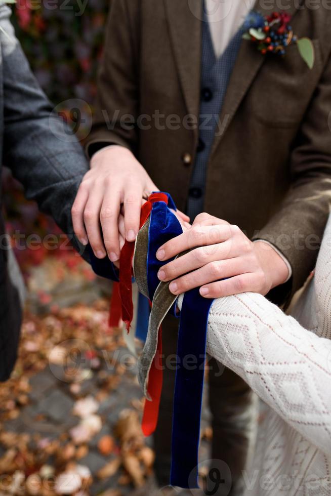 boda celta. novio y novia atados de manos foto