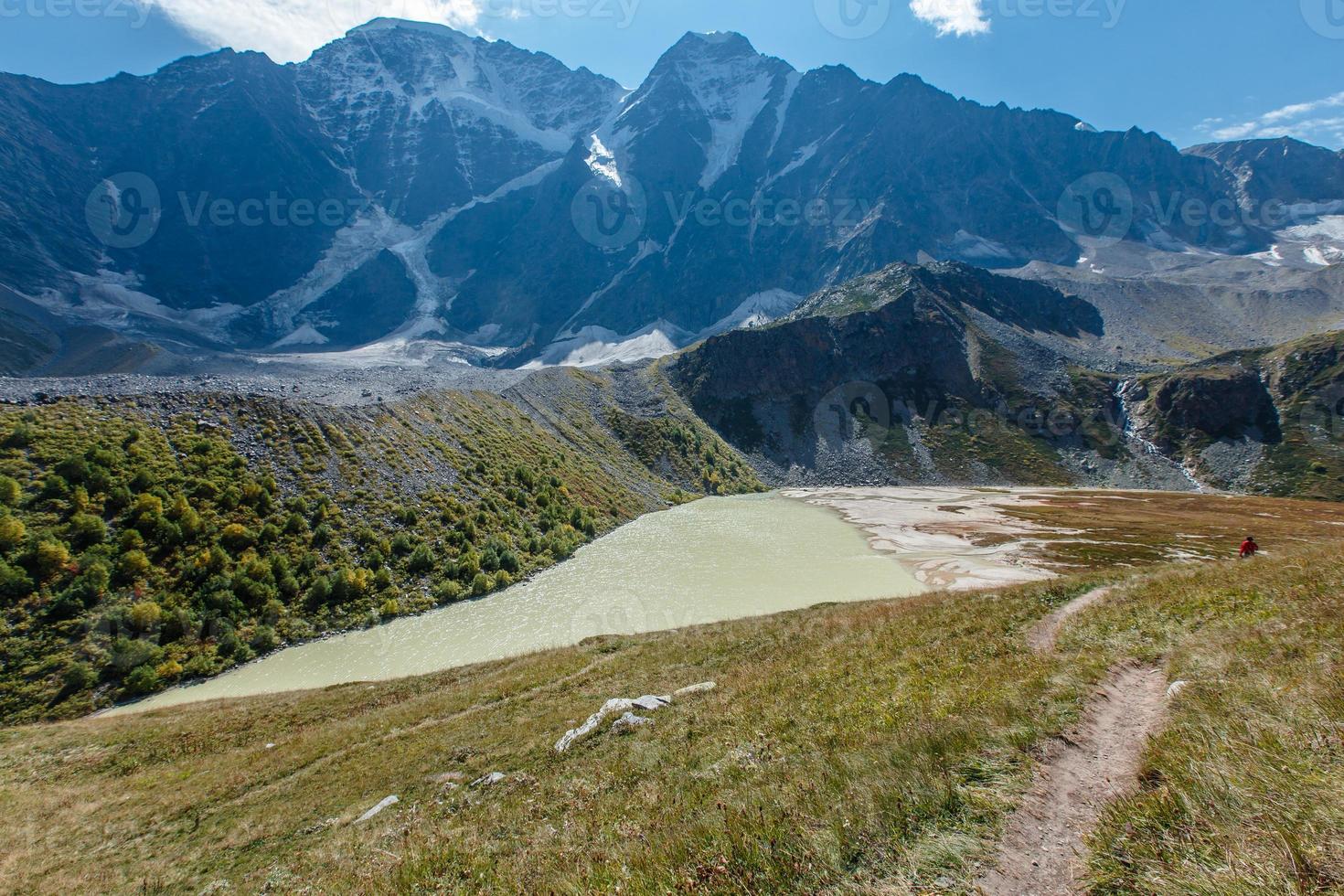 lago donguz-orun koel, elbrus, cáucaso, federación rusa. septiembre 2020 foto