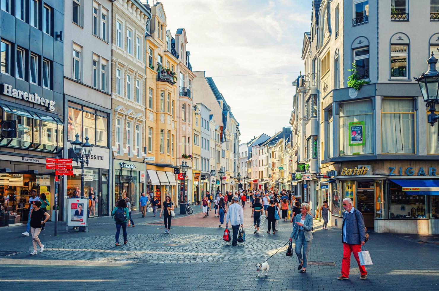bonn, alemania, 23 de agosto de 2019 personas turistas caminando por la calle adoquinada en el centro histórico de la ciudad de bonn foto