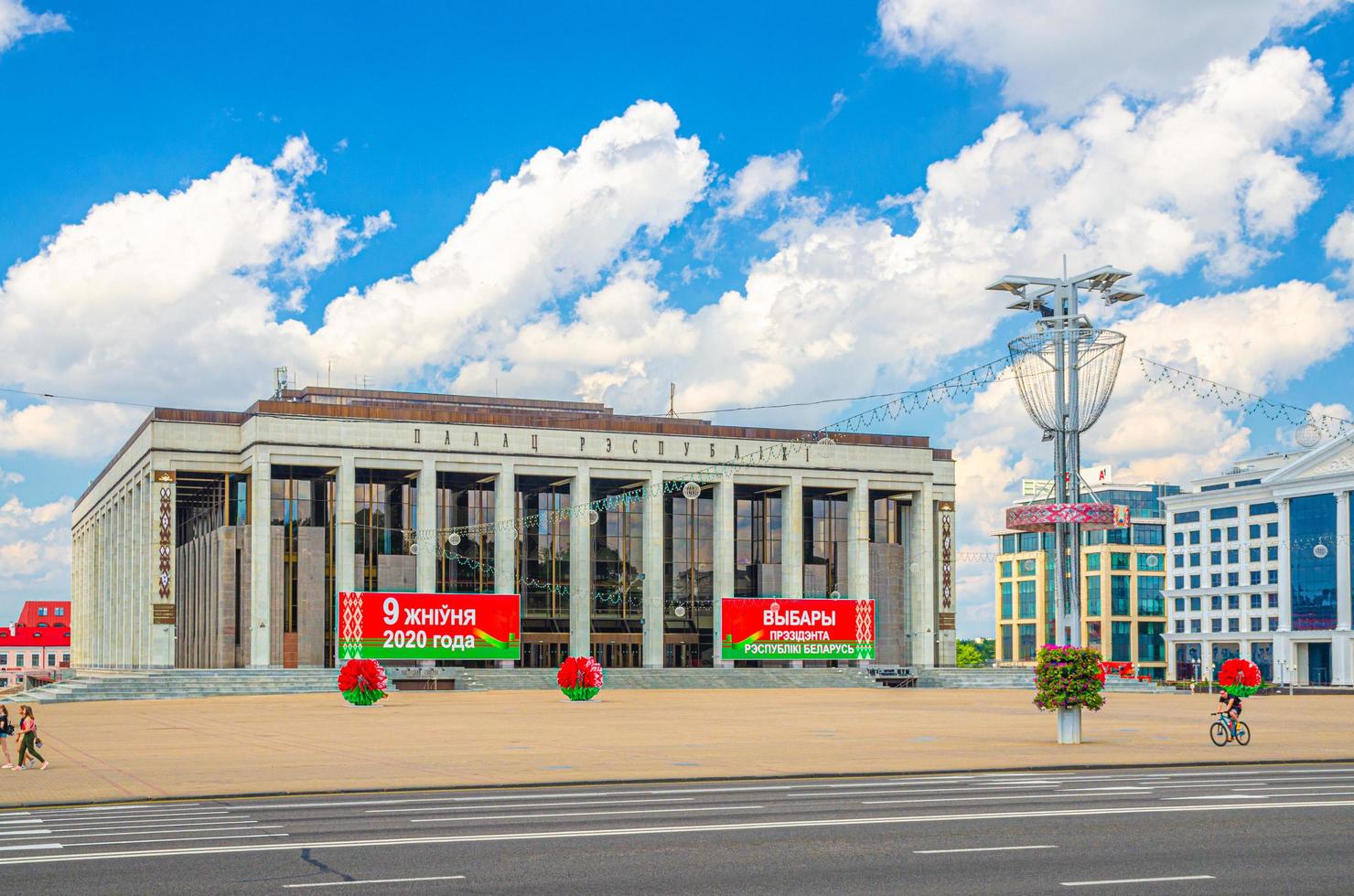 minsk, bielorrusia, 26 de julio de 2020 palacio de la república edificio del gobierno palaciego en minsk foto