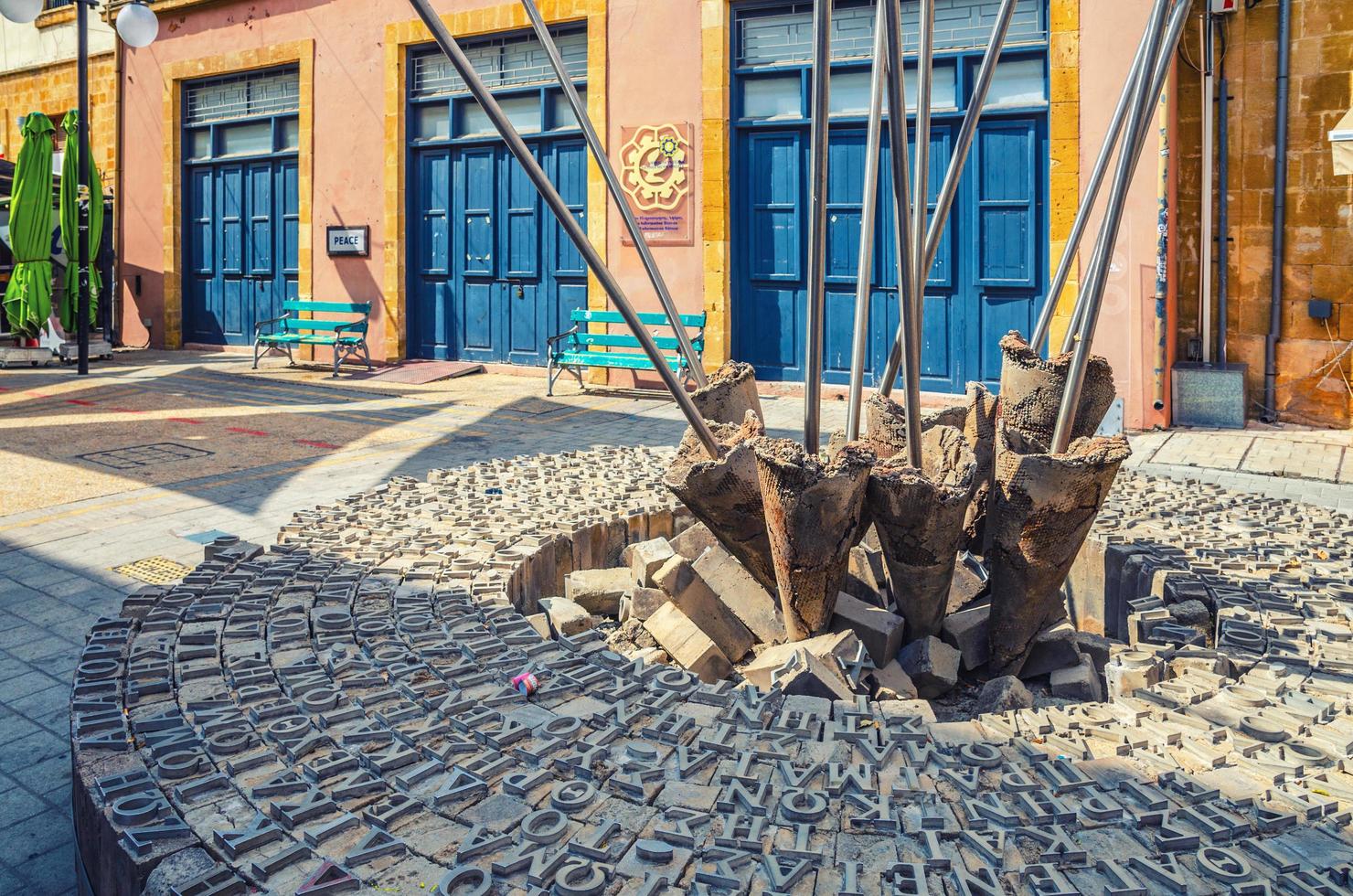 monumento de piedra de los derechos civiles en la calle ledra cerca del puesto de control de pasaportes fronterizos foto