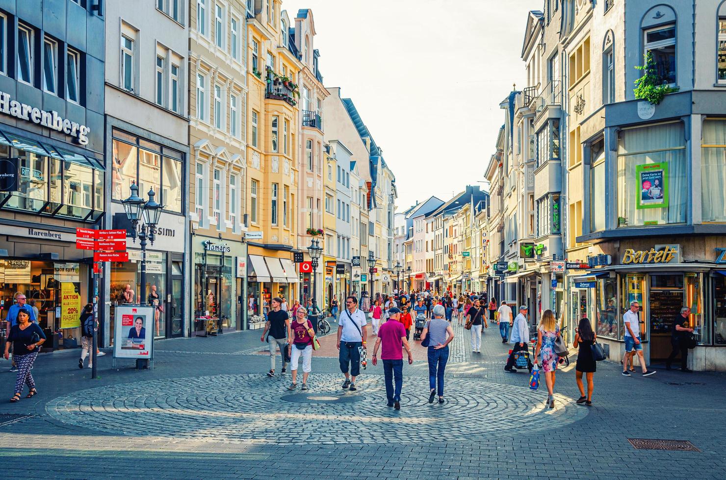 bonn, alemania, 23 de agosto de 2019 personas turistas caminando por la calle adoquinada en el centro histórico de la ciudad de bonn foto