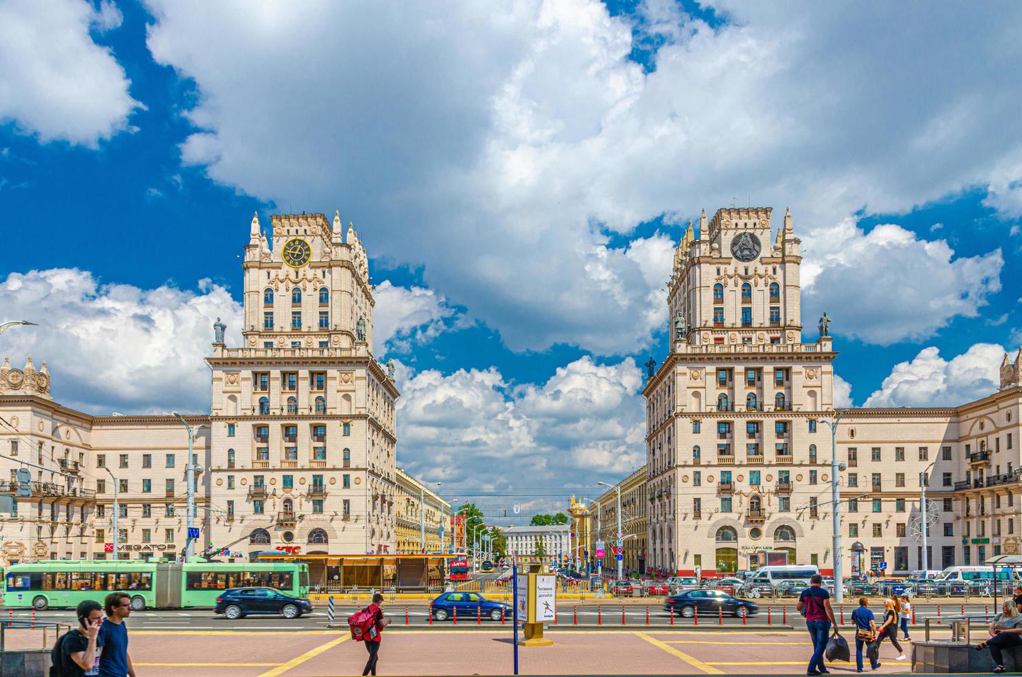 plaza de la estación de tren con las puertas de minsk dos torres altas foto