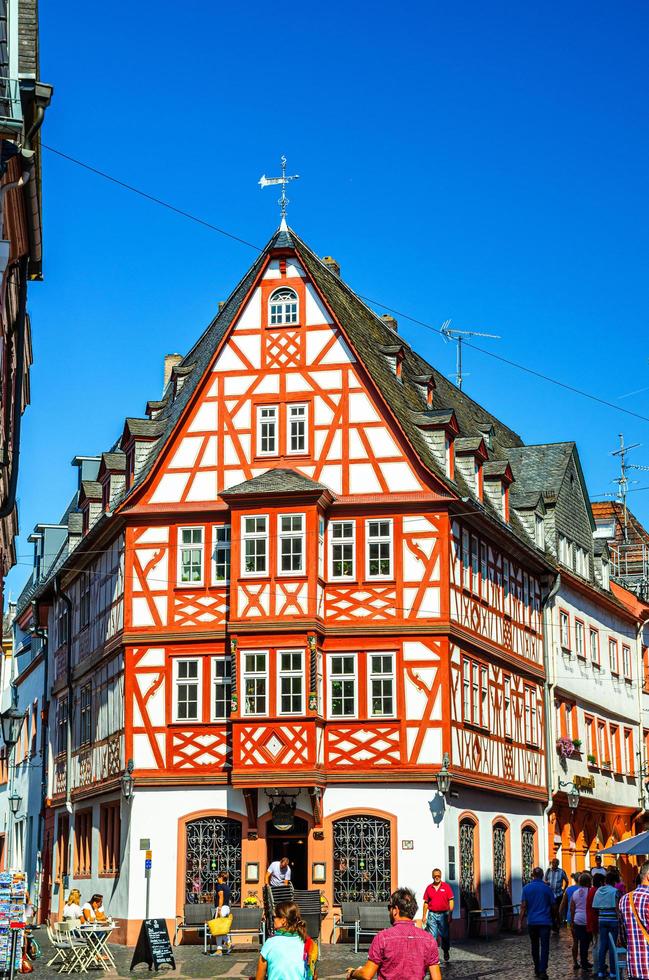 mainz, alemania - 12 de agosto de 2017 casas tradicionales alemanas con fachada de madera típica estilo fachwerk en mainz foto