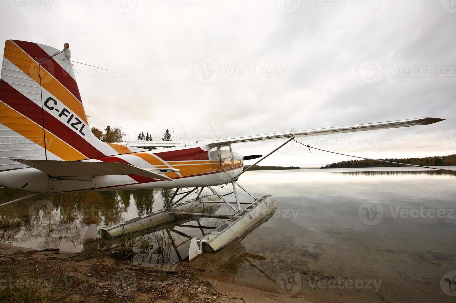 hidroavión en un lago de saskatchewan foto