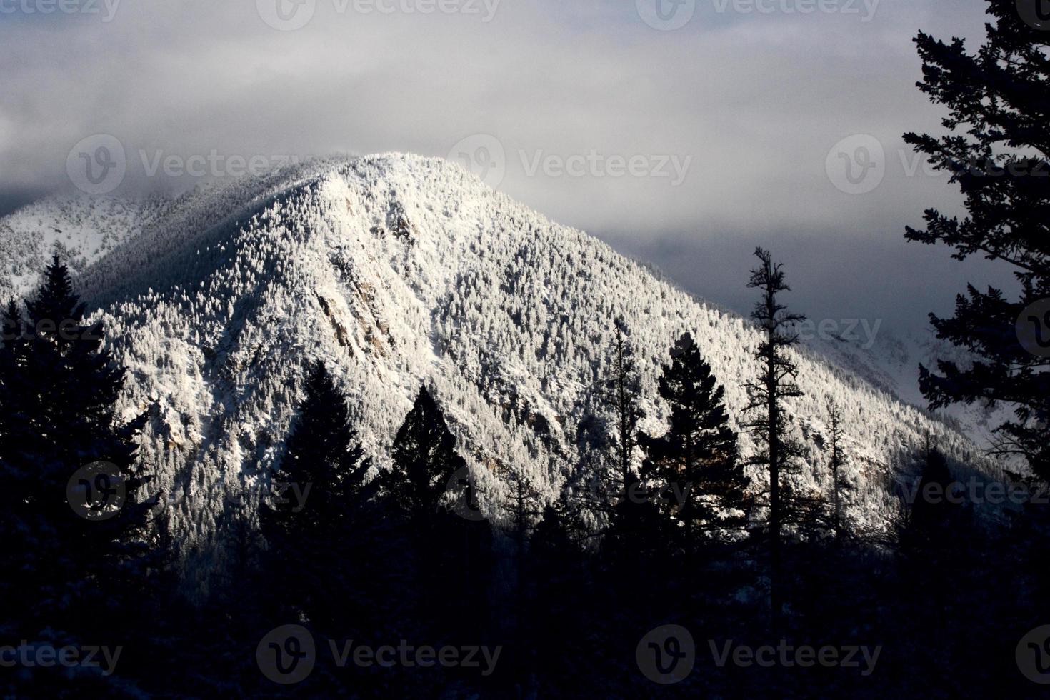 montañas rocosas en invierno foto