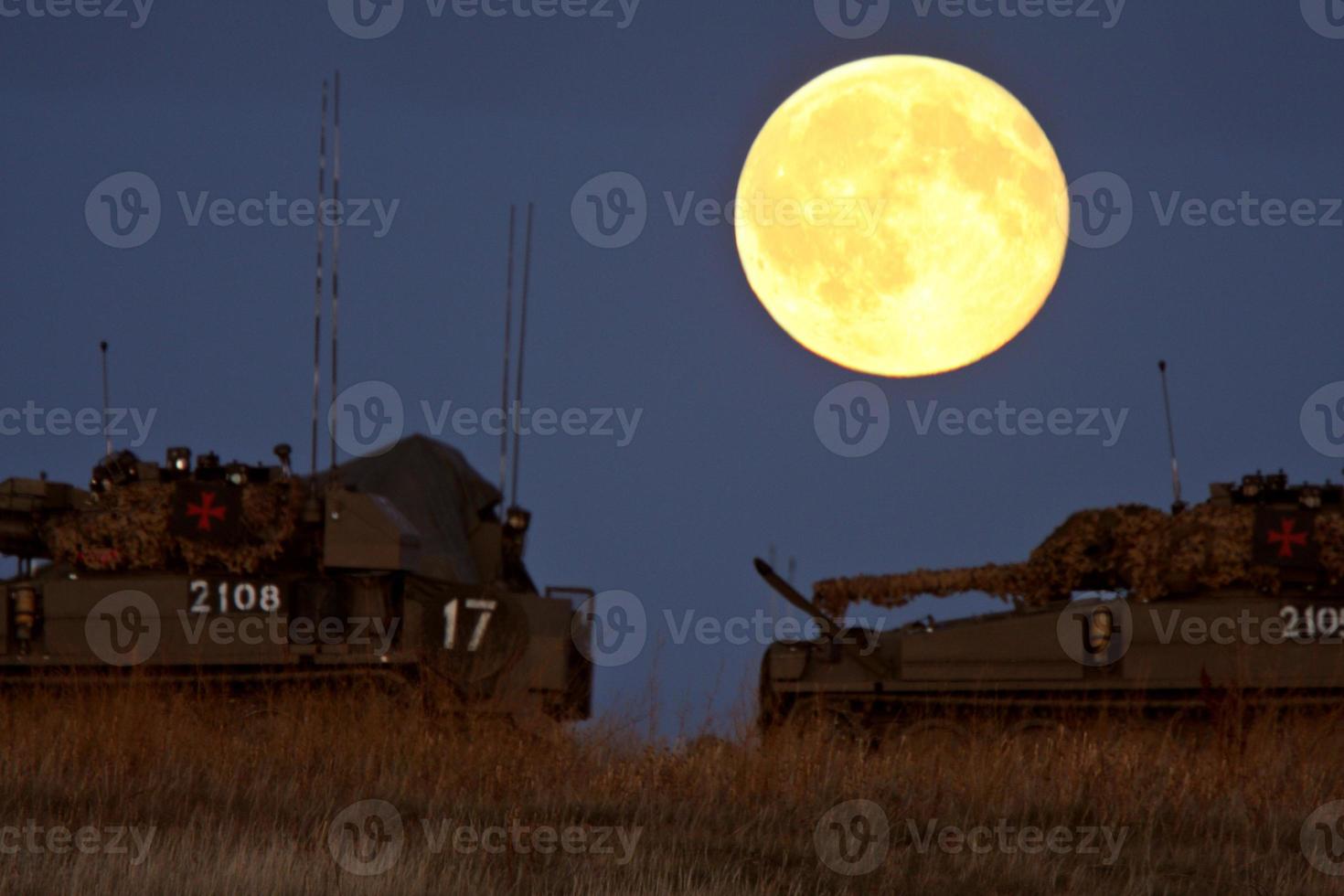 vehículos blindados bajo la luna llena foto