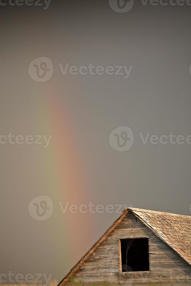 Arco iris tocando detrás de un edificio antiguo en Saskatchewan foto