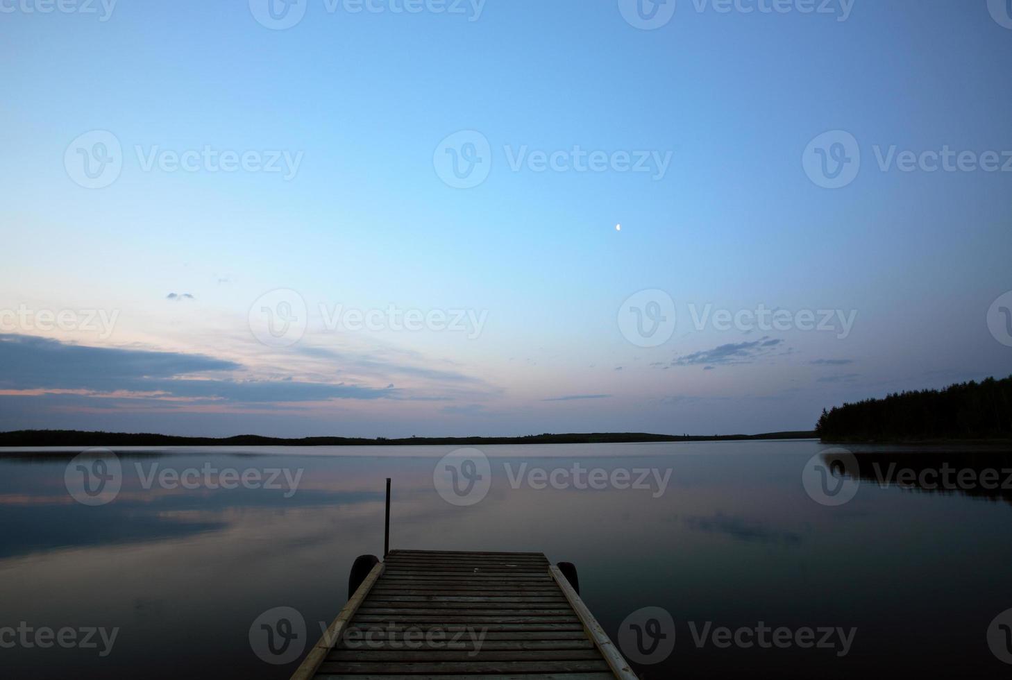 embarcadero en el lago smallfish en el pintoresco saskatchewan foto