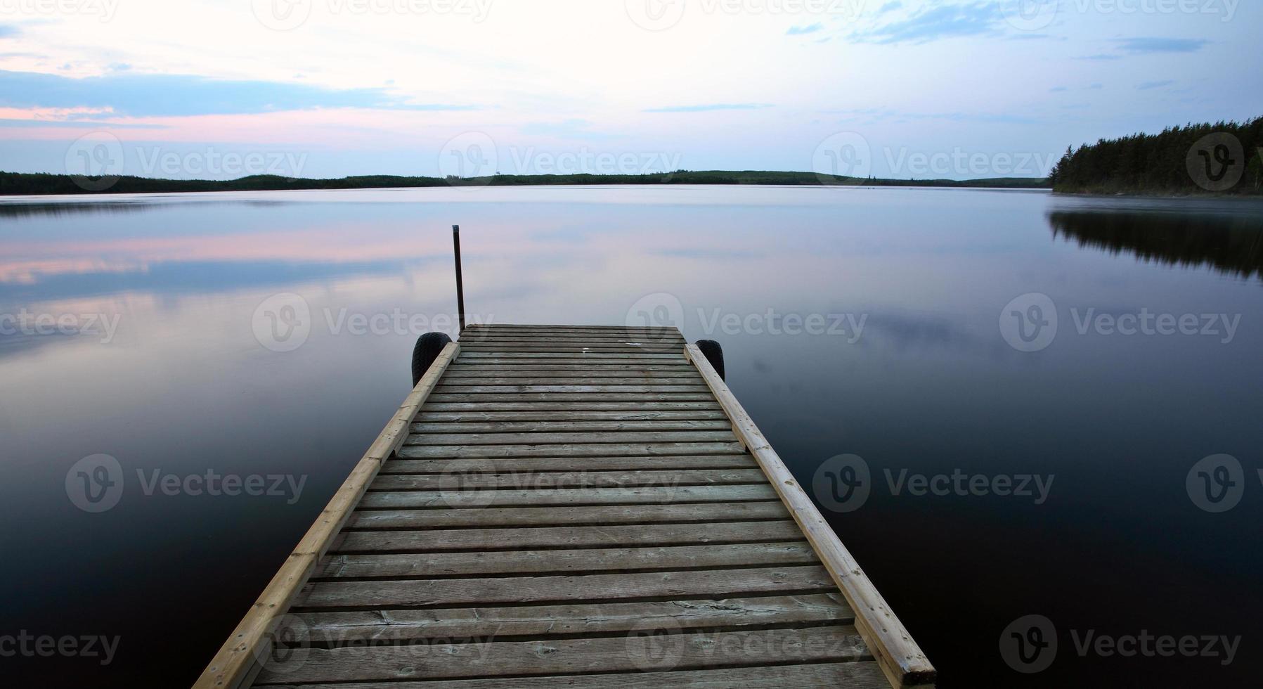 embarcadero en el lago smallfish en el pintoresco saskatchewan foto