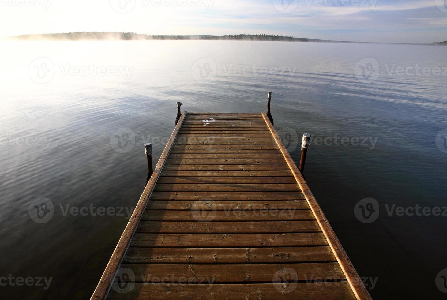 embarcadero en un lago de saskatchewan foto