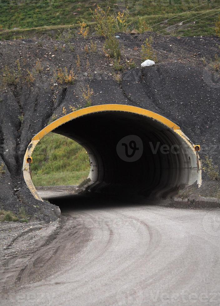 túnel en la carretera al parque provincial de monkman foto