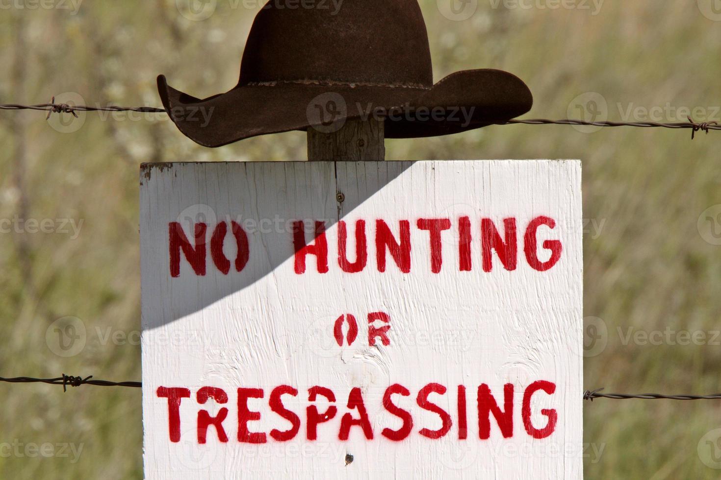 sombrero de vaquero sobre letrero publicado en saskatchewan foto