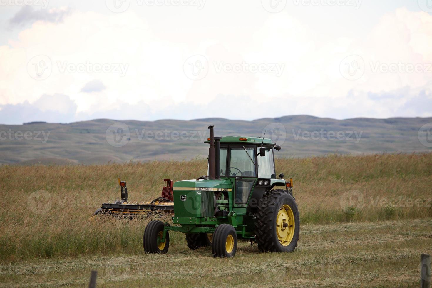 Tractor y hilera a la izquierda en un campo en el pintoresco Saskatchewan foto