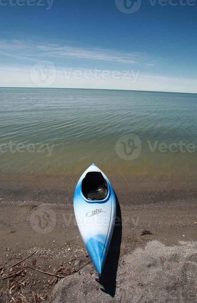 kayak al borde del agua en el lago winnipeg foto