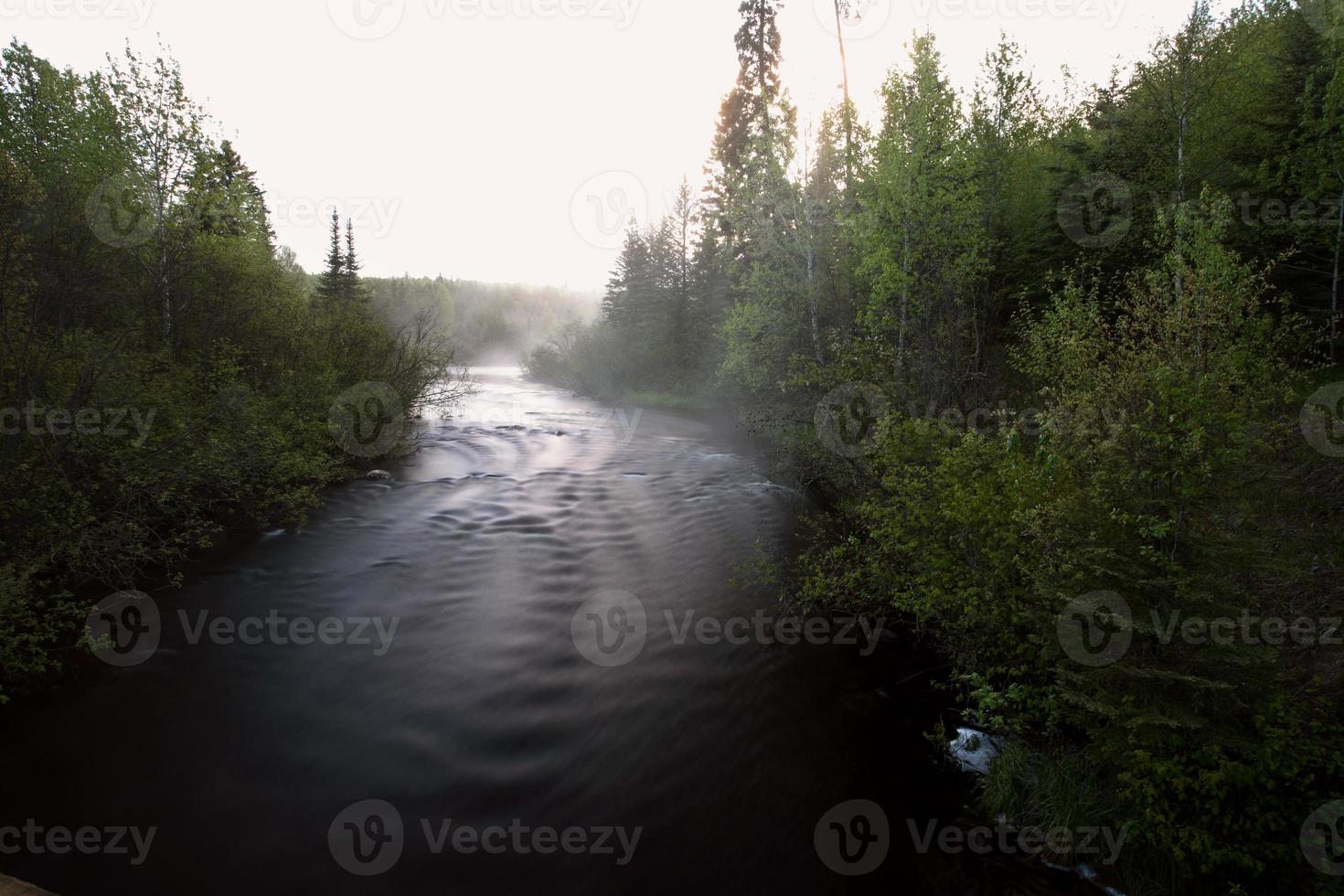 río arbolado temprano en la mañana en saskatchewan foto