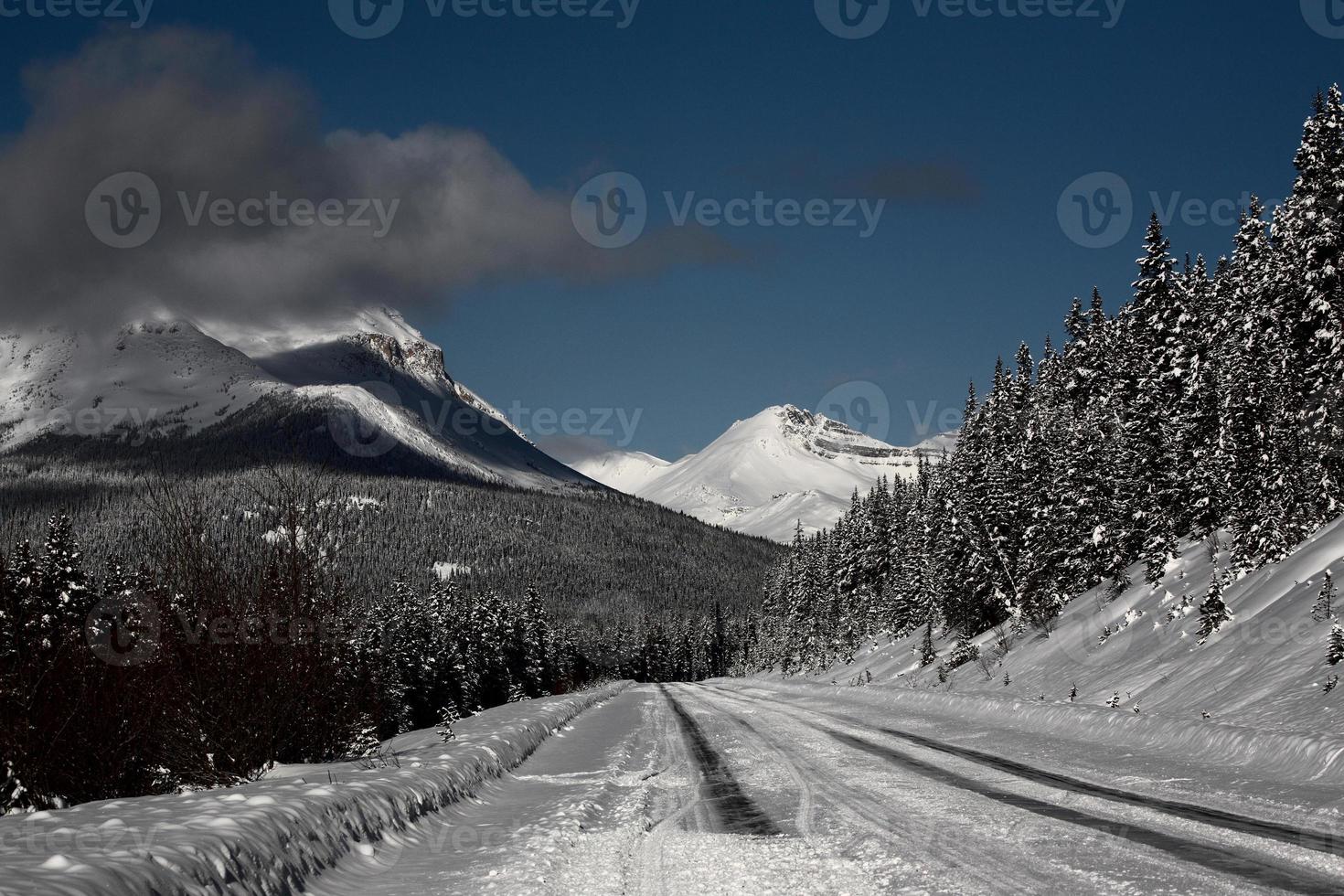 montañas rocosas en invierno foto